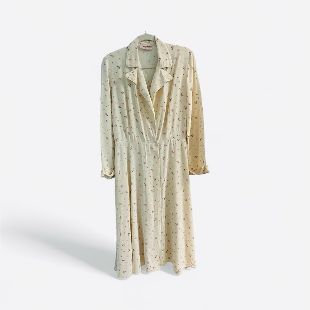 Vintage 1940's Pale Pink and Roses Rayon
Dressing Gown
